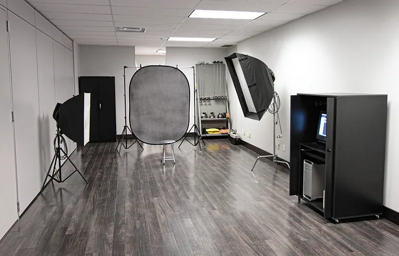 Fotografo al lavoro in uno studio fotografico moderno